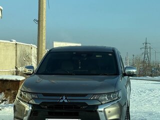 2018 Mitsubishi Outlander PHEV III Рестайлинг 3, серый, 2800000 рублей, вид 1