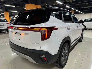 2023 Kia Seltos I Рестайлинг, белый, 1736009 рублей, вид 3