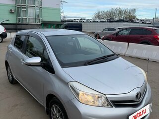 2011 Toyota Vitz III (XP130), серебристый, 610000 рублей, вид 2