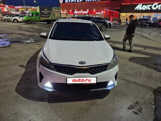 2021 Kia Rio IV Рестайлинг, серый, 870000 рублей, вид 2