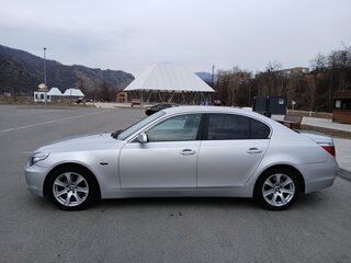 2004 BMW 5 серии 525i V (E60/E61), серебристый, 960000 рублей, вид 3