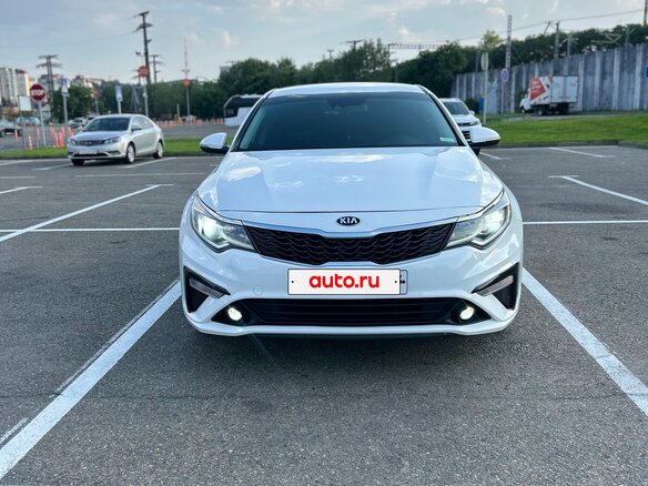 2019 Kia Optima IV Рестайлинг, белый, 1500000 рублей - вид 2