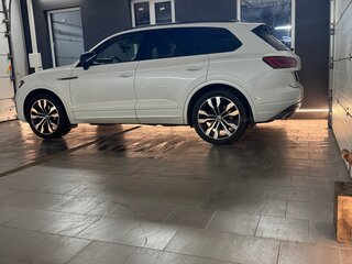 2019 Volkswagen Touareg III, белый, 6100000 рублей, вид 2