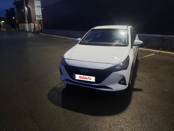 2021 Hyundai Solaris II Рестайлинг, белый, 1200000 рублей - вид 1