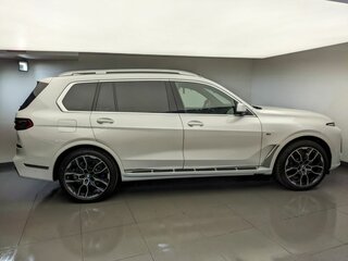 2025 BMW X7 40i I (G07) Рестайлинг, белый, 17500000 рублей, вид 3