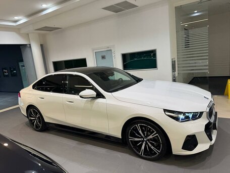 2025 BMW 5 серии 530i xDrive VIII (G60/G61/G68), белый, 10949900 рублей, вид 2