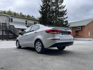 2017 Kia Rio III Рестайлинг, серебристый, 1110000 рублей, вид 4