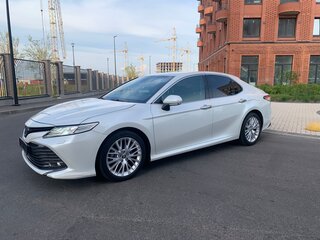 2020 Toyota Camry VIII (XV70), белый, 2690000 рублей, вид 2