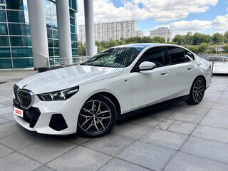 2024 BMW 5 серии 520i VIII (G60/G61/G68), белый, 6710000 рублей, вид 3
