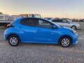 2022 Toyota Yaris IV, синий, 1030000 рублей - вид 6