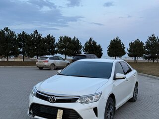 2015 Toyota Camry VII (XV50) Рестайлинг, белый, 1650000 рублей, вид 2
