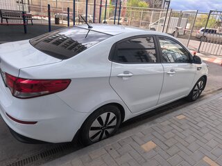 2015 Kia Rio III Рестайлинг, белый, 1070000 рублей, вид 4