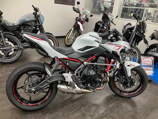2022 Kawasaki Z 650, белый, 399333 рублей, вид 3