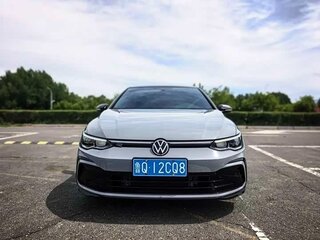 2023 Volkswagen Golf VIII, серебристый, 1650000 рублей, вид 2