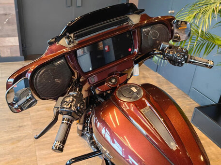 2024 Harley-Davidson CVO Street Glide, пурпурный, 5200000 рублей, вид 3