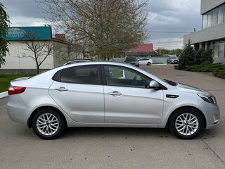 2014 Kia Rio 5-speed III, серебристый, 900000 рублей, вид 4