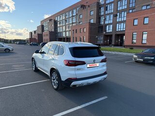 2019 BMW X5 40i IV (G05/G18), белый, 5750000 рублей, вид 4