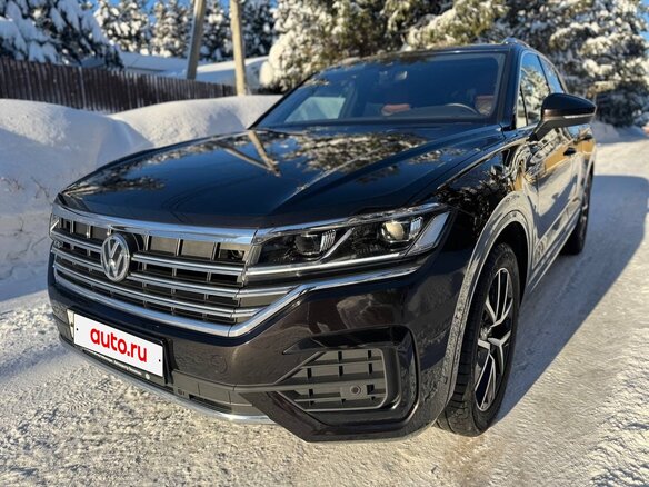 2018 Volkswagen Touareg III, коричневый, 7500000 рублей - вид 1
