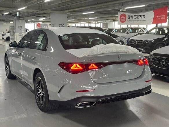 2026 Mercedes-Benz E-Класс 300 VI (W214, S214), серый - вид 4