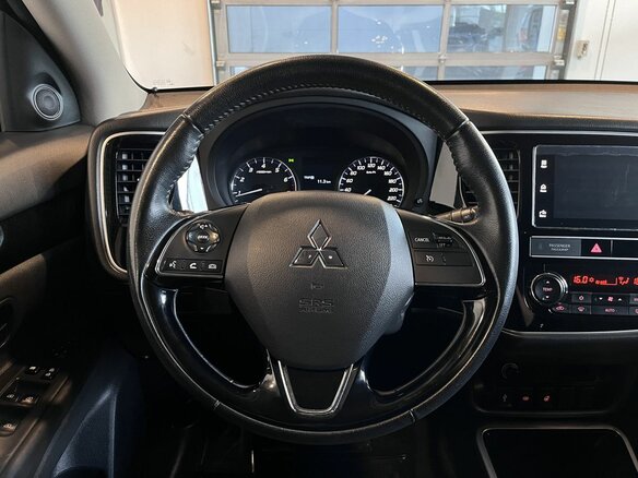 2018 Mitsubishi Outlander III Рестайлинг 3, чёрный, 1890000 рублей - вид 9