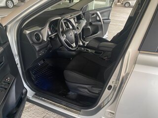 2017 Toyota RAV4 IV (XA40) Рестайлинг, серебристый, 3000000 рублей, вид 4