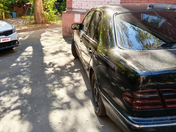 2001 Mercedes-Benz E-Класс 240 II (W210, S210) Рестайлинг, чёрный - вид 2