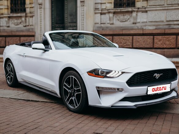 2017 Ford Mustang VI Рестайлинг, белый, 2250000 рублей