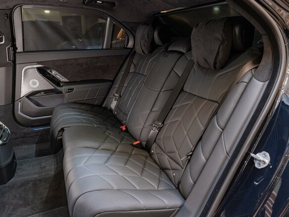 2026 BMW 7 серии 740 xDrive VII (G70) Рестайлинг, синий, 24190000 рублей - вид 32
