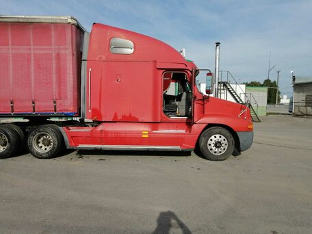 1999 Freightliner Century Class, красный, 3100000 рублей, вид 3