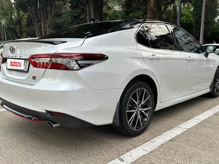 2022 Toyota Camry VIII (XV70) Рестайлинг, белый, 3199000 рублей, вид 3