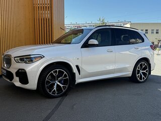 2018 BMW X5 50i IV (G05/G18), белый, 6800000 рублей, вид 4