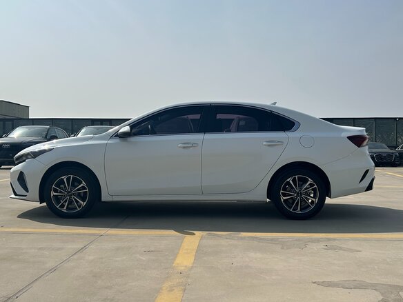 2022 Kia K3 II (China Market) Рестайлинг, белый, 2033000 рублей - вид 1