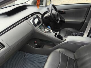 2010 Toyota Prius III (XW30), серый, 850000 рублей, вид 3
