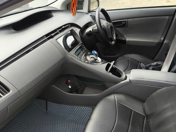2010 Toyota Prius III (XW30), серый, 850000 рублей - вид 2