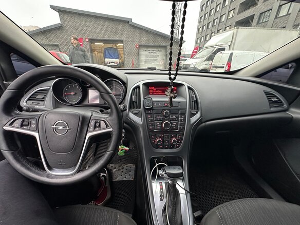 2012 Opel Astra GTC J Рестайлинг, чёрный, 700000 рублей - вид 4