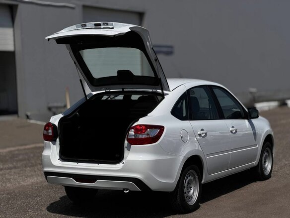 2026 Lada (ВАЗ) Granta I Рестайлинг, белый, 1017000 рублей - вид 15
