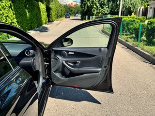 2021 Mercedes-Benz E-Класс 220 d V (W213, S213, C238) Рестайлинг, чёрный, 4850000 рублей, вид 4