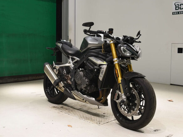 2022 Triumph Speed Triple, серый, 1270000 рублей - вид 2