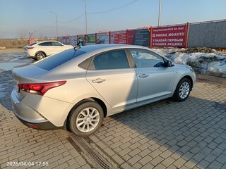 2020 Hyundai Solaris II Рестайлинг, серебристый, 1800000 рублей, вид 5