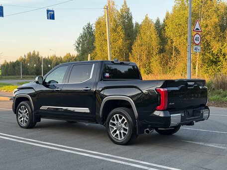 2024 Toyota Tundra Crew Max CrewMax III, чёрный, 8550000 рублей, вид 3