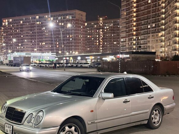 1998 Mercedes-Benz E-Класс 240 II (W210, S210), серебристый, 400000 рублей