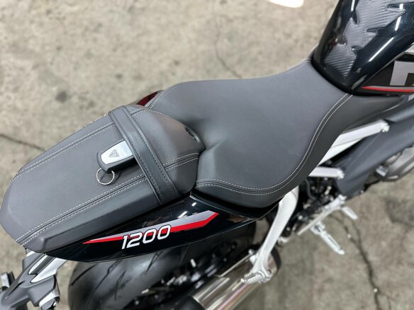 2021 Triumph Speed Triple, чёрный, 1390000 рублей - вид 13