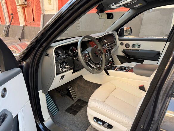 2020 Rolls-Royce Cullinan Black Badge I (Series I), серый, 28500000 рублей - вид 13