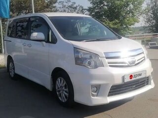2011 Toyota Noah II (R70), белый, 1530000 рублей, вид 3