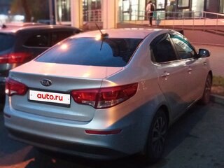 2017 Kia Rio III Рестайлинг, серебристый, 1100000 рублей, вид 4