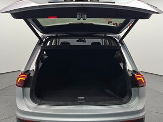 2022 Volkswagen Tiguan II Рестайлинг, серебристый, 4200000 рублей, вид 4