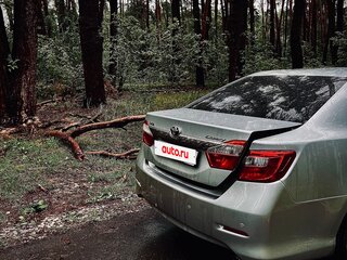 2011 Toyota Camry VII (XV50), серебристый, 800000 рублей, вид 3