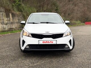 2020 Kia Rio IV Рестайлинг, белый, 980000 рублей, вид 2