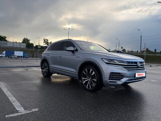 2018 Volkswagen Touareg III, серебристый, 4750000 рублей, вид 3