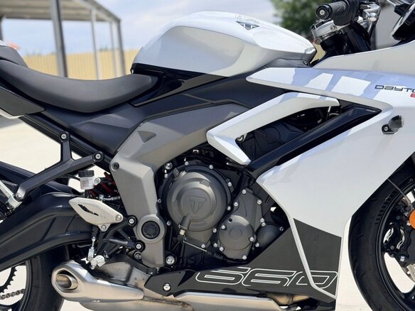 2025 Triumph Daytona 660, белый - вид 12